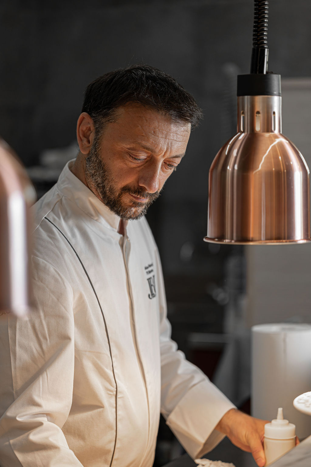 Lo chef Stefano Pinciaroli al lavoro nella cucina di PS Ristorante