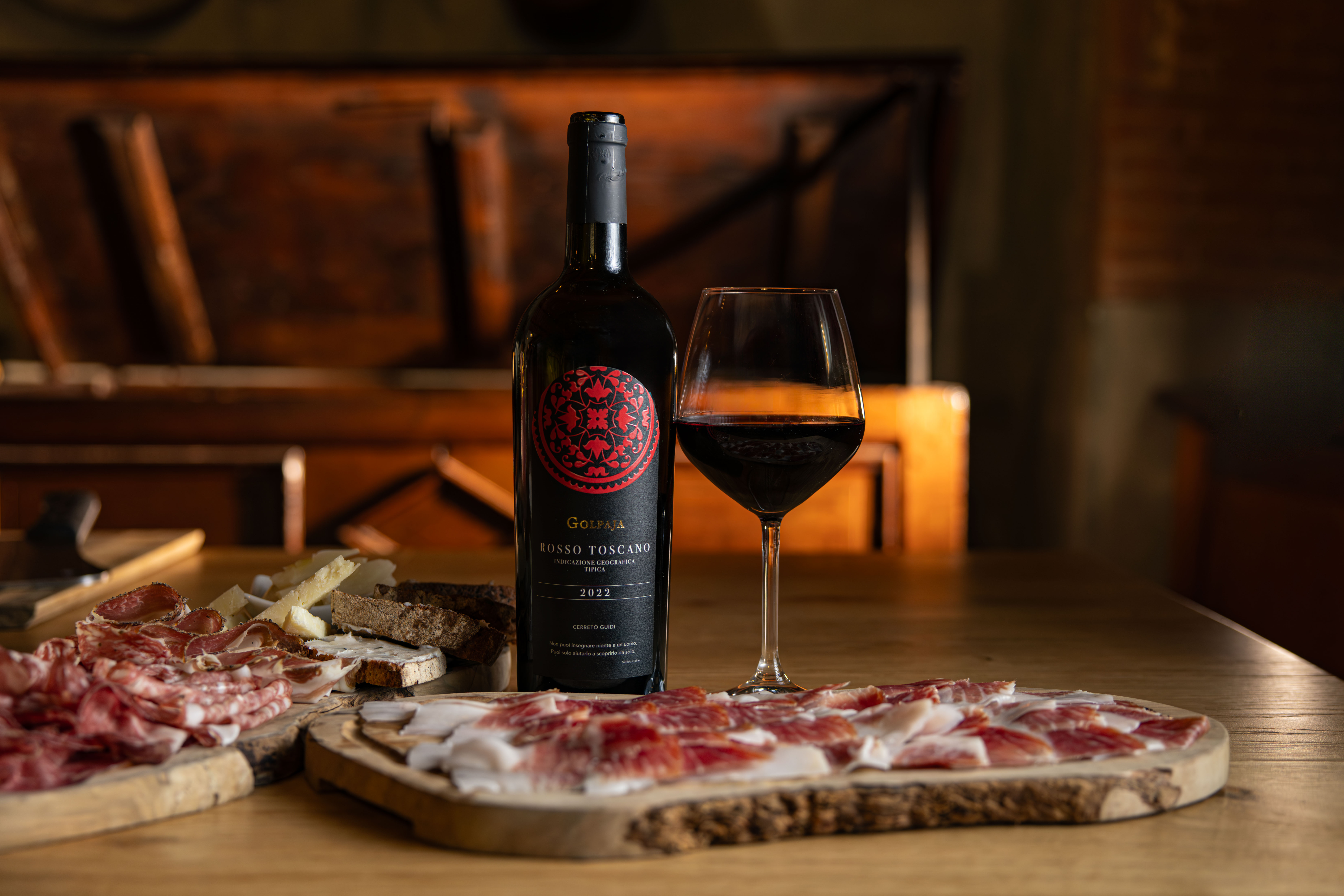 Interno dell'Osteria di Golpaja, sala con archi in mattone e tavoli apparecchiati